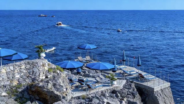 Bandar tepi tebing dengan langit biru dan laut jernih | Lawatan sehari sewaan peribadi di Pantai Amalfi (Pergi-balik dari Napoli)