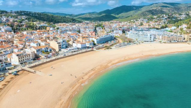 巴塞隆納一日遊：濱海托薩+布達內斯+蒂比達博山【中文包車】