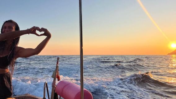 Cinque Terre: Pink Boat Tour with Lady Captain