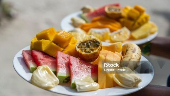 Занзибар: песчаная отмель Накупенда с морепродуктами на гриле и фруктами.