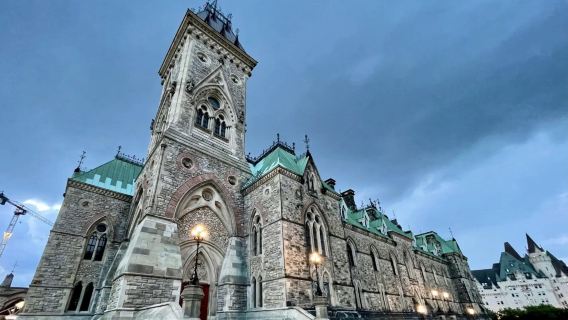 one-day tour of the Mint, Parliament of Canada, University of Ottawa and Byward Market with Chinese and English service