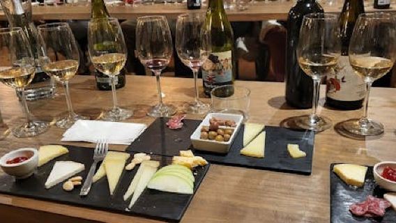 Santiago de Compostela Cheese and Wine Tasting Experience
