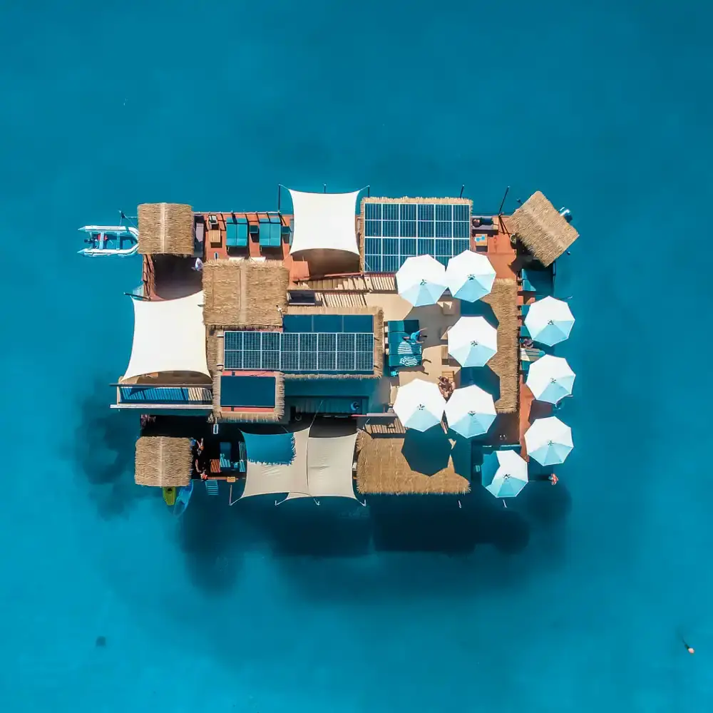 タカシ【新品】セブンスヘブン、バリ神山 フィジー・セブンスヘブン海上バー「Seventh Heaven」デナラウ送迎付き