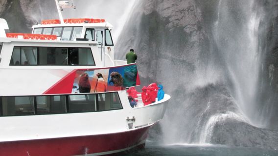 ニュージーランド、クイーンズタウン発ミルフォードサウンドワンデーツアー【観光バス+ボート遊覧船】