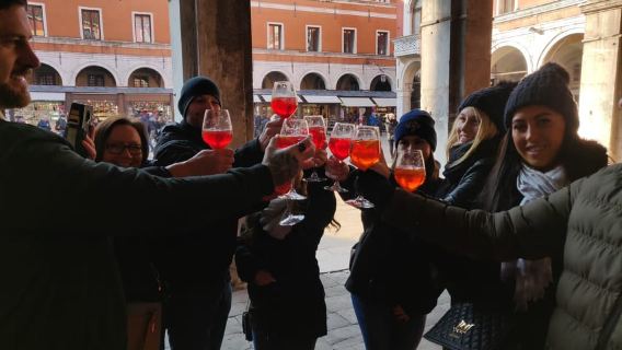 Venezia: Mercato del pesce locale con cicchetti, pranzo e vino