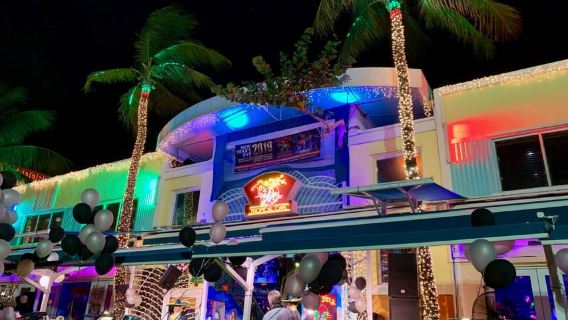 Mango's Miami: บทเรียนซัลซ่า โมฮิโต ของว่าง และดนตรีสด