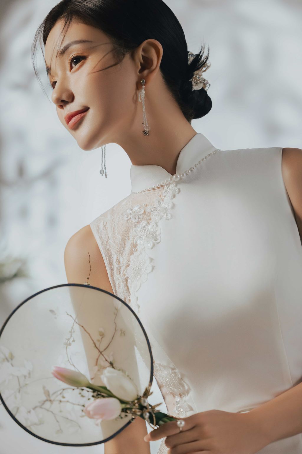 Lvliang Jiaocheng multilingual guide services, private charter, customized travel planning, business accompaniment, and professional photography documentation.