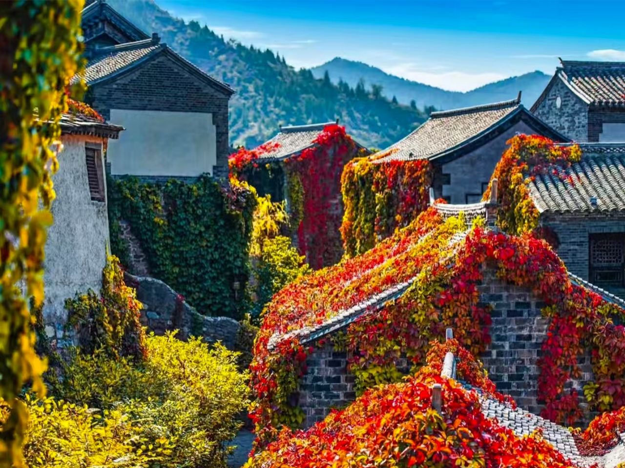 古北水鎮ワンデーツアー|日帰りまたはナイトツアーで司馬台長城を訪れ、音楽と水のショーを鑑賞