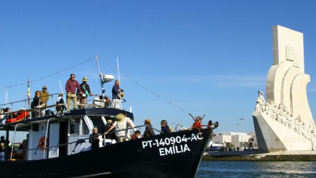 Lisboa: crucero guiado al atardecer desde Cascais + barra libre