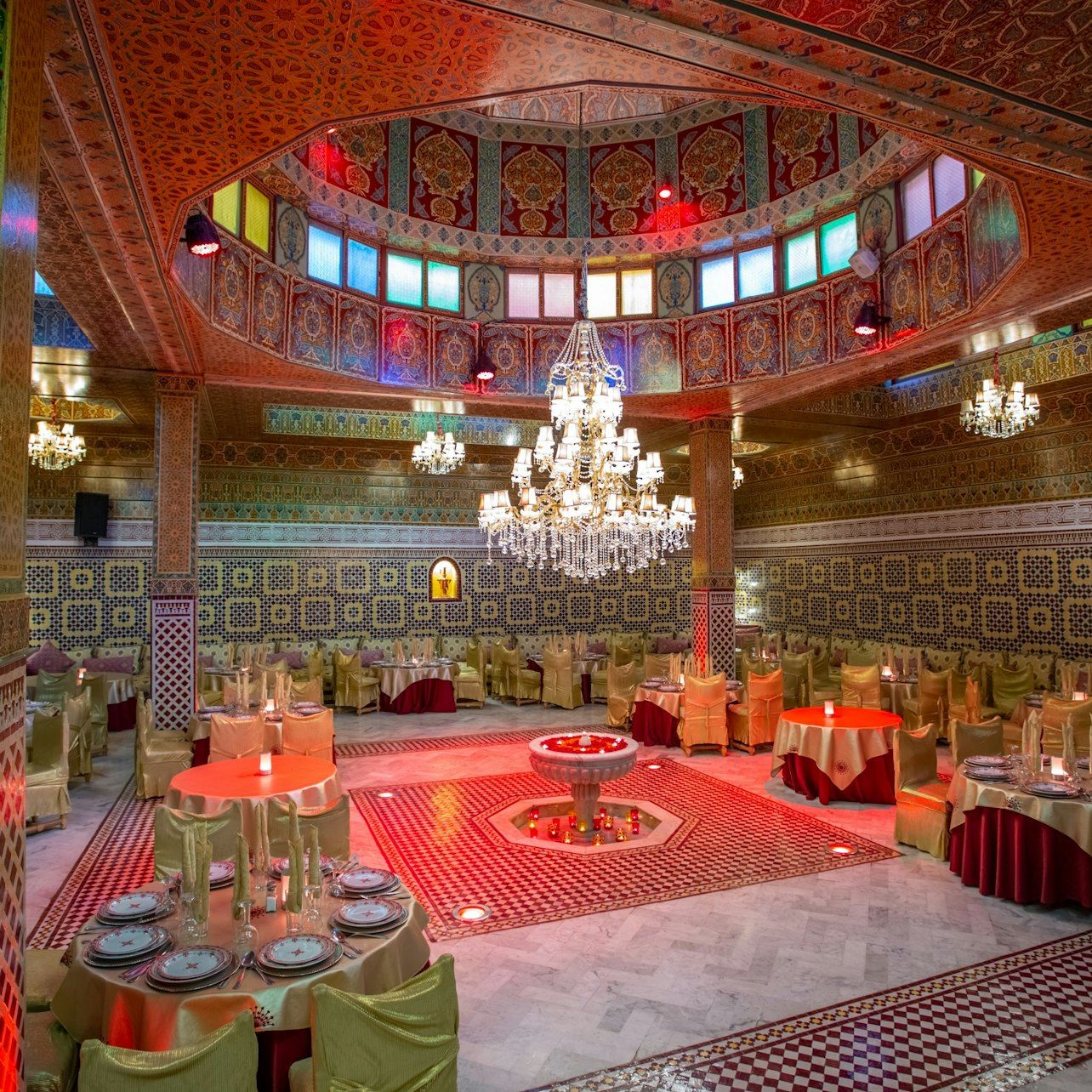 マラケシュ：ダル・エッサラム・レストランでのディナーショー