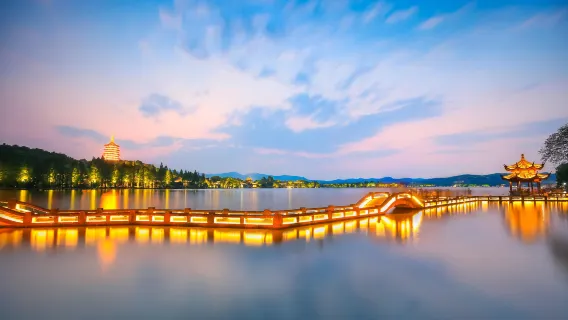 Crociera sul Lago dell'Ovest di Hangzhou + Tour di mezza giornata alla Pagoda di Leifeng + Visita guidata (i gruppi da 2 a 18 persone possono scegliere tra la visita all'isola o la crociera sul lago)