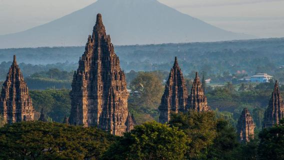 Perjalanan Satu Hari ke Candi Borobudur & Prambanan di Yogyakarta, Indonesia: Termasuk Tiket Masuk dan Naik ke Puncak + Grup Kecil dengan Kendaraan Eksklusif