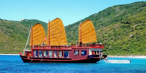 Emperor Cruises Origin | 芽莊灣五星級郵輪日間遊及多語言體驗經理