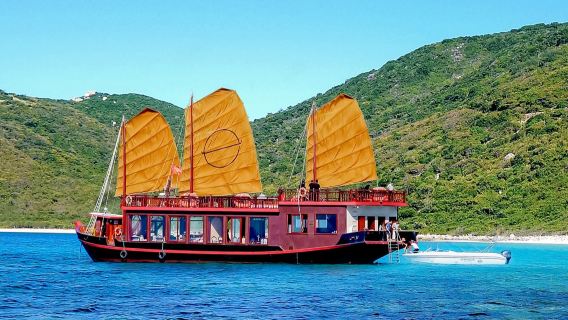 เอ็มเพอเรอร์ ครูส ออริจิน | เรือสำราญระดับ 5 ดาว ชมอ่าวญาจางตอนกลางวัน พร้อมผู้จัดการกิจกรรมหลายภาษา