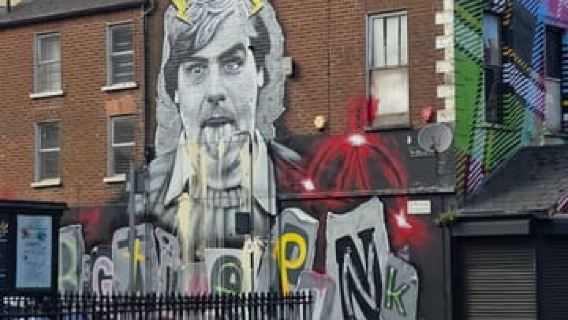 Belfast: City Hall to Queen's Quarter Walking Tour