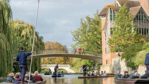Tur Perahu Dayung Universitas Cambridge