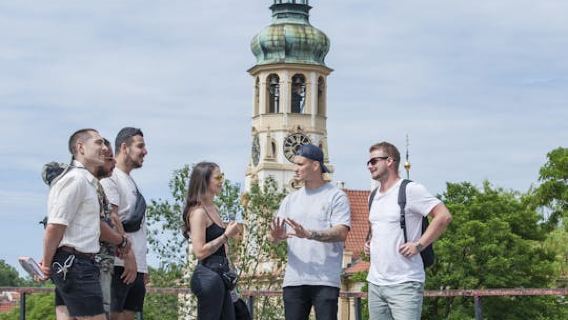 Prague castle side guided tour with local food and beer