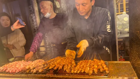 Sapori segreti della cucina di Xi'an: tour serale a piedi nel Quartiere Musulmano e cibo a Sajinqiao