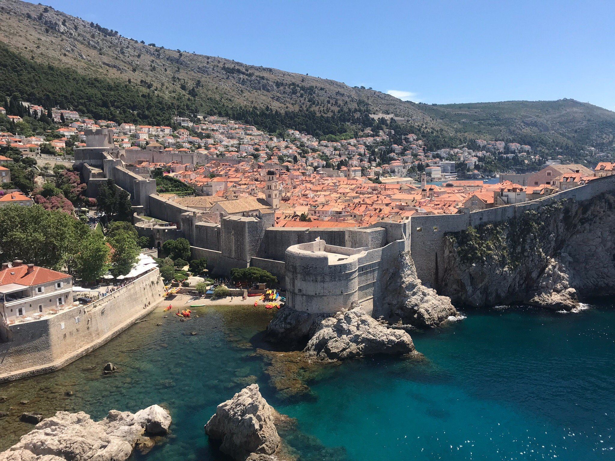 ドゥブロヴニク旧市街+城壁+ケーブルカー+古城+バニェ ビーチ日帰りツアー