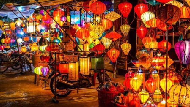 Visite à pied en bateau-lanterne à Hoi An, jeux de chants folkloriques et découverte de la cuisine locale
