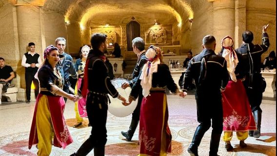 Espectáculo nocturno turco en Capadocia y cena en un restaurante cueva