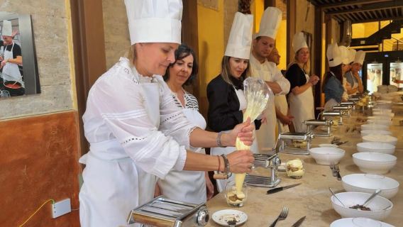 Siena: Pasta and Tiramisu Cooking Class with Wine