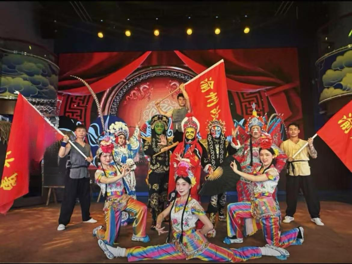 [Chongqing Intangible Cultural Heritage Immersive Experience] Chongqing Shibati Yuchaofang Theater: Traditional Performance Show - Sichuan Opera Stunts + Thrilling Acrobatics + Erhu Instrument + Bashu Fire Spitting