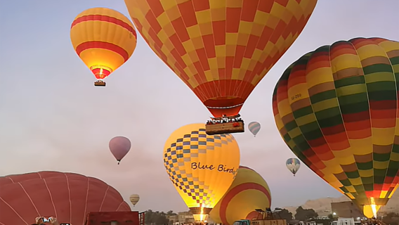 Vuelo en globo aerostático en Lúxor, Egipto: vistas panorámicas del Valle de los Reyes, el Templo de la Reina y el amanecer sobre el río Nilo