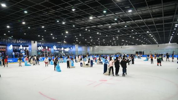 Pengalaman Seluncur Es di SM Megamall