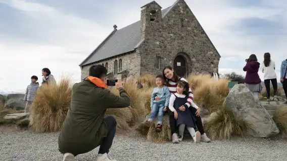 New Zealand Christchurch Tekapo Mount Cook Queenstown scenic 1-day tour sightseeing bus