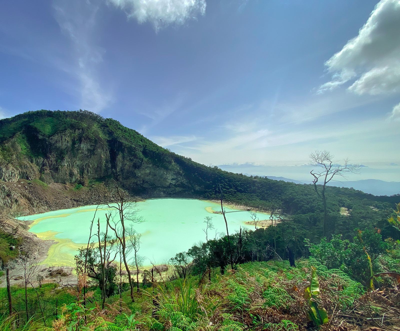 インドネシア・バンドン カプティン火山湖&白火山湖+タンクバンプラフ ワンデーツアー【貸切チャーター】