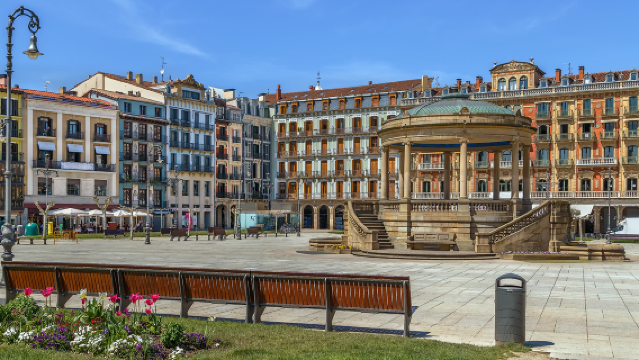 Castle Square + Plaça de Catalunya + Besalu Day Tour