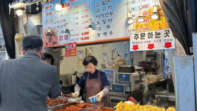 ソウル：地元ガイドと楽しむナイトフード＆ドリンクツアー（10種類以上のテイスティング）