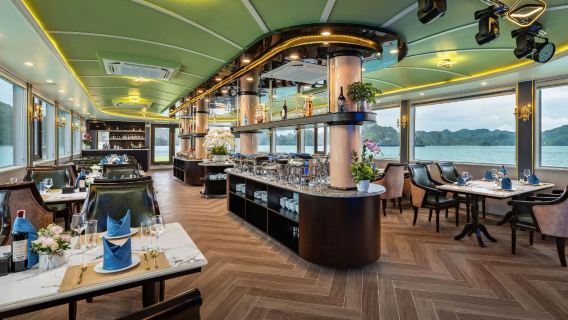 Hanoi: Otis Premium Ha Long Bayn 5-tähden risteily noutopöytälounaan ja kajakkiajelun kanssa