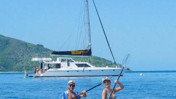 Dagstur med Wings sejlbåd til Whitsunday-øerne, stand-up paddleboarding/kajak og snorkling, afgang fra Airlie Beach