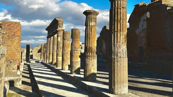 Pompeii 2h Small-Group Tour with Expert Archaeologist