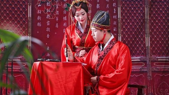 Chinese Traditional Costumes - China Local Tours