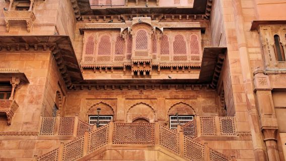 Privater Transfer: Jaisalmer nach Bikaner mit geführter Tour durch das Junagarh Fort und den Karni MataTempel