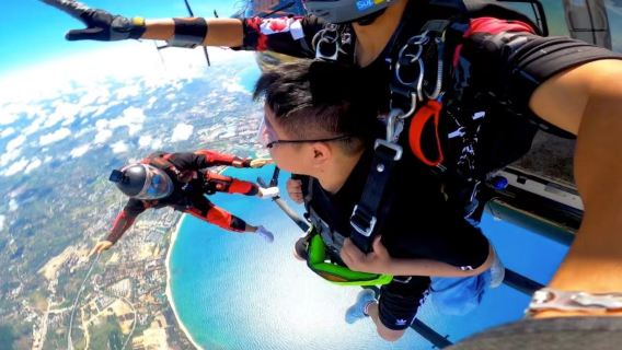 三亞旅拍【海南三亞海棠灣廣場海上跳傘4000公尺直升機空中觀光海景跳傘旅遊】
