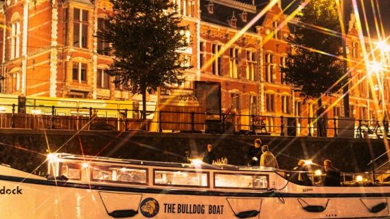 Amsterdam: Winter Bulldog Smoking Cruise + Drinks
