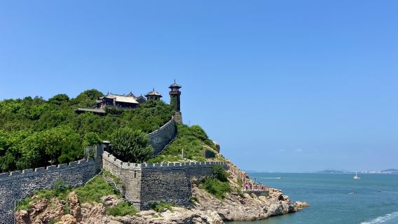 perjalanan satu hari ke Paviliun Yantai Penglai, area pemandangan Pegunungan Sanxian, dan garis pemisah Laut Kuning-Laut Bohai tersedia, dengan layanan dalam bahasa Inggris.