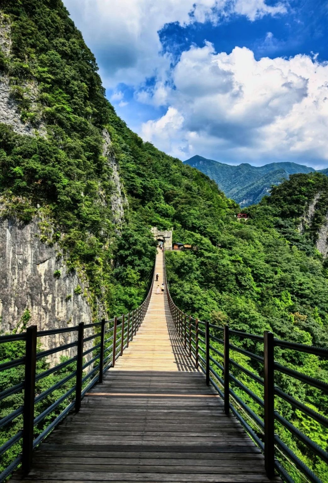 ○ Excursión de 1 día con guía a la Central Nuclear 816 de Chongqing + Gran Cañón de Wuling + Crucero por el río Wu - Descubre los vestigios de la Guerra Fría en China - Experiencia inmersiva en el impresionante cañón