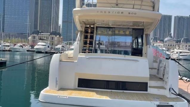 Dalian Yacht: 50-ft Luxury Yacht Charter at Dalian Donggang + Fruits & Drinks + Yacht Self-Driving Experience + Seagull Feeding