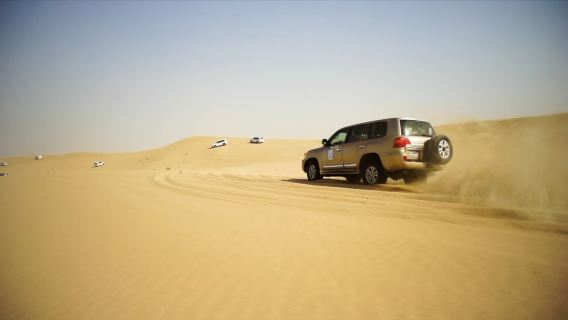 Esperienza di campeggio nel deserto di Dubai · attività da campo[Safari nel deserto, sandboarding, campo beduino e cena a buffet con barbecue]