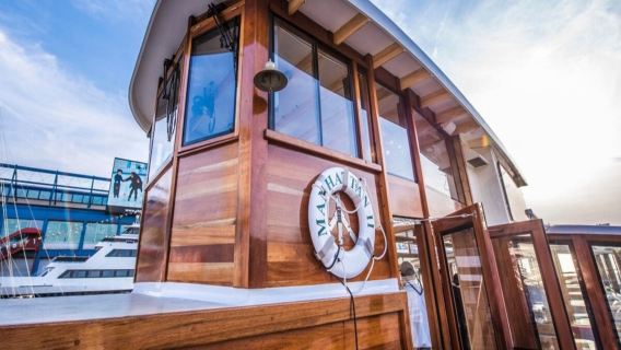 New York: Architecture Cruise + Drink