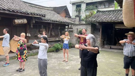 perjalanan satu hari ke Sekolah Seni Bela Diri Qinglong di Gunung Emei dan Kota Kuno Luomu.