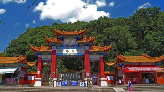 Lawatan sehari ke Kawasan Pemandangan Shilin Kunming dan Taman Golden Temple [Pengangkutan dalam Lingkaran Kedua | Pakej Persendirian Terpilih]