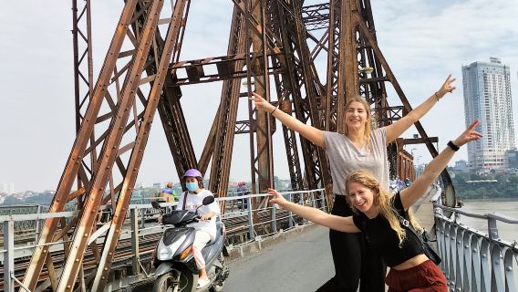 Experiencias únicas: Tour en moto por Hanói de medio día en grupo privado