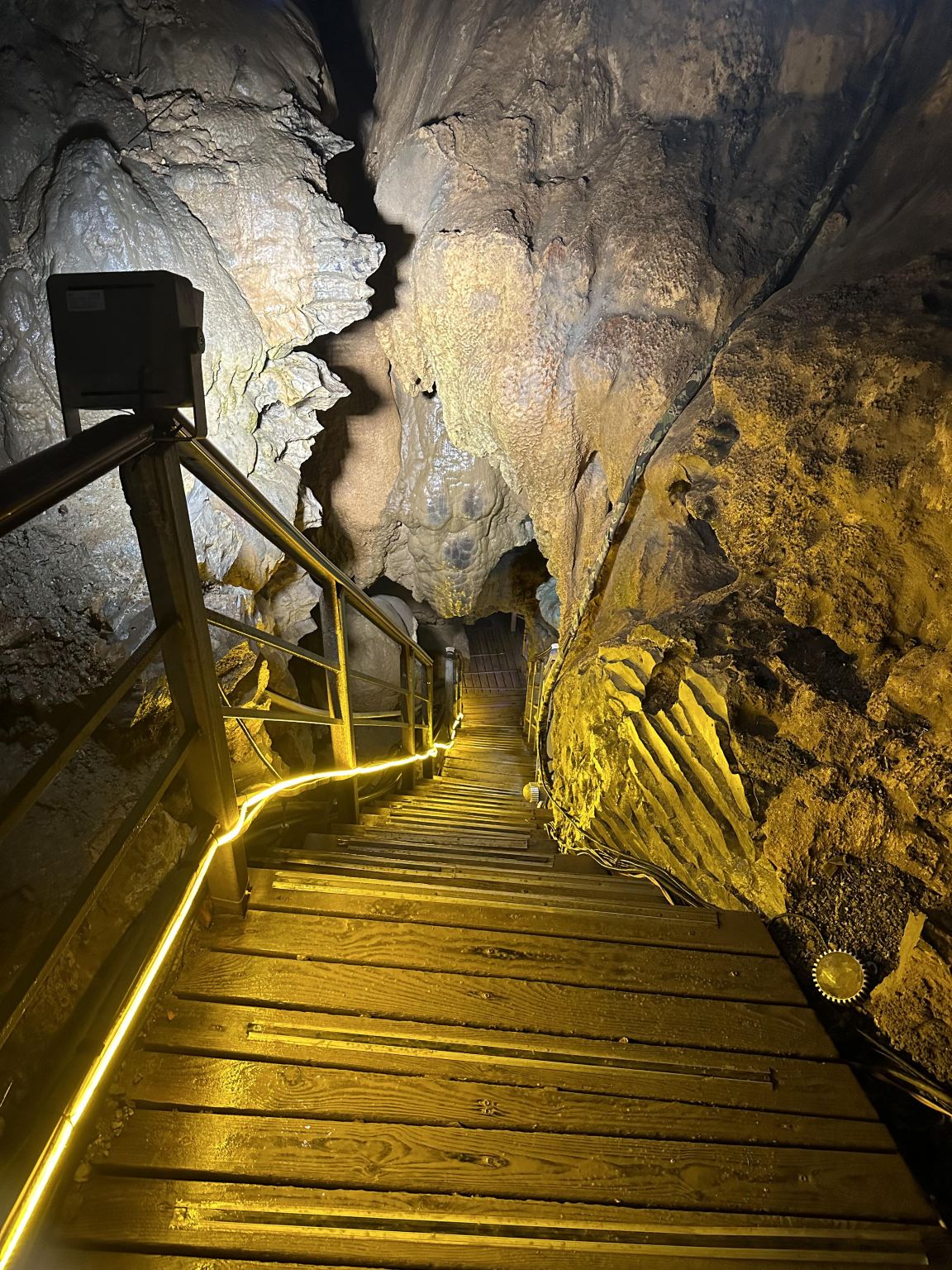 Zunyi, Guizhou: Shierbeihou Double River Valley + Underground Fissure [Private Charter | Bilingual Guide] C