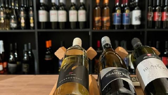 Bratislava: Trải nghiệm nếm rượu vang trong bóng tối